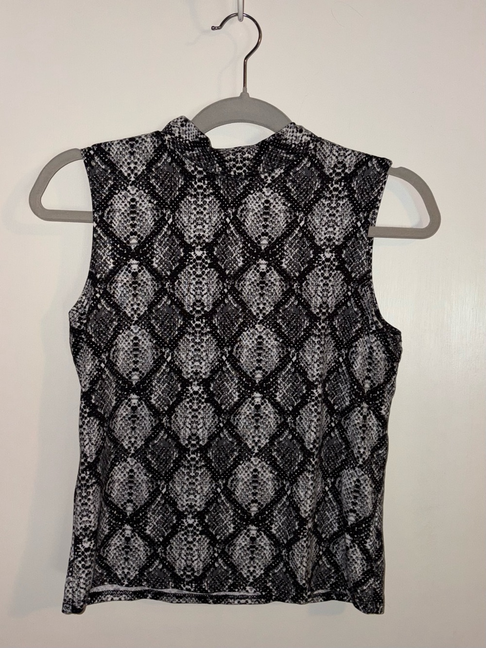 Olivia Rae Sleeveless Mock Neck Snake Print Tank - Black & White